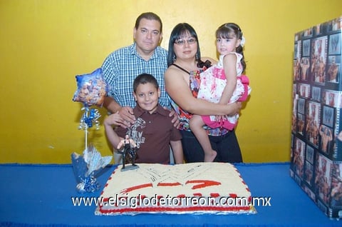 15032011  Muñoz Estrada en su piñata de ocho años de edad junto a sus papás Carlos Omar Muñoz Pérez Vertti y Abril Alejandra Estrada González, y su hermanita.