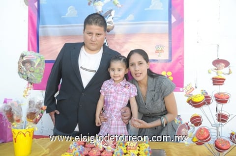 16032011  Palomo Rodríguez junto a sus papás Arturo Ariel Palomo Rivera y Wendolín Rodríguez Hernández.