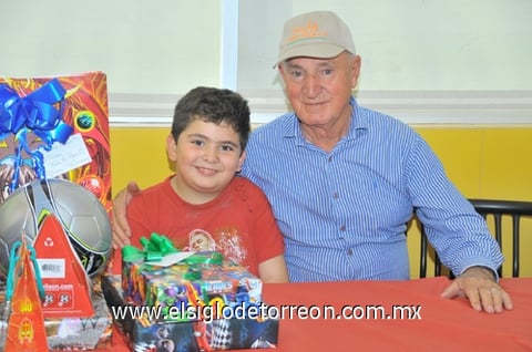 16032011 Salinas Flores lució como El Hombre Araña en su piñata organizada por sus papás Zalma Karina Flores y Jorge Luis Salinas.