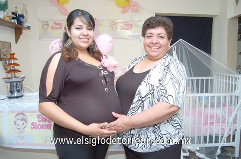 16032011  Paredes de Lucio con la organizadora de su festejo, Rebeca Castro Mauricio.