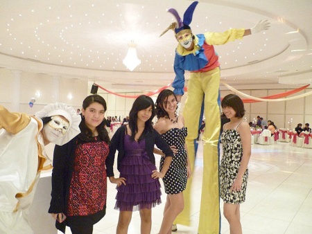 AMIGAS disfrutando su amistad durante unos quince.