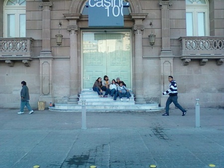 IZA Tejada, Ana Rosa, Claudia Reyna, Érick Martínezy José Ángel en una fotografía para su clase de diseño..