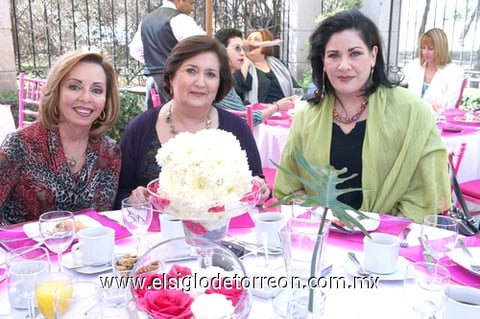 17032011 de Iruzubieta, María Matilde Valdés y Lourdes de Murra.