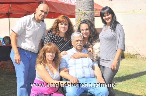 17032011 Llabrés Linares en su festejo acompañada de sus hijos Érika y Gerardo Páramo.
