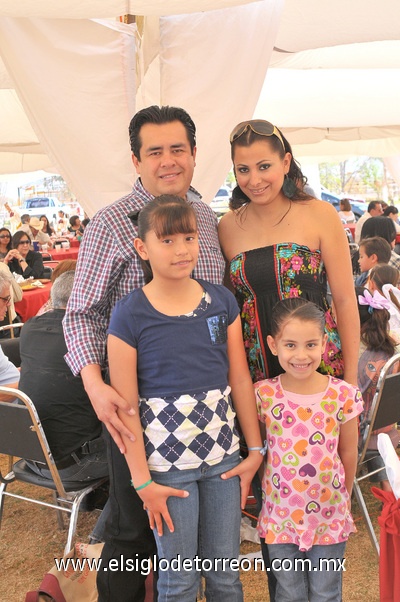 18032011  de Santiago, Ana Luz González, Ana Daniela de Santiago y Diana de Santiago.