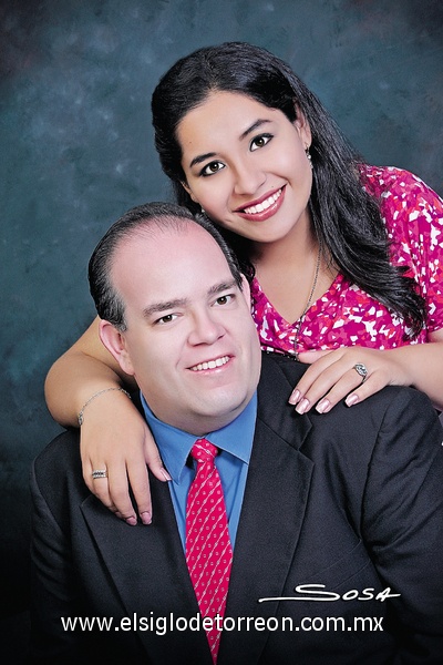 20032011 Lic. Laura Angélica Dovalina Díaz y Lic. Enrique Riquelme Díaz efectuaron su presentación religiosa el pasado 12 de marzo de 2011 en la parroquia de Nuestra Señora de San Juan de los Lagos. Ellos son hijos de los señores Lic. José Luis Dovalina Romero y Profra. Cruz Angélica Díaz Arreola; Lic. Enrique Riquelme Vidaurri (f) y María Teresa Díaz Araluce.- R. Sosa