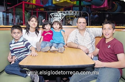 20032011  Valdivia, Sandra Anguiz, Arleth Monroy, Romina Anguiz, Jorge Luis Valdivia y Abner Monroy.