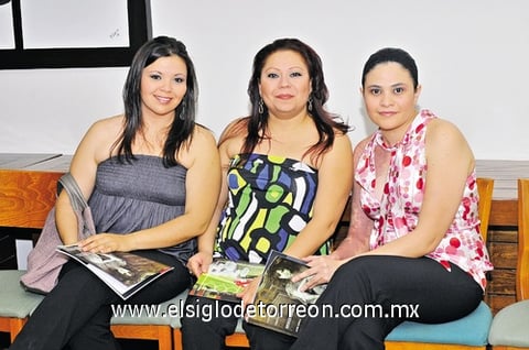 22032011  Zárate, Cynthia Fierro y Chigui Fernández.