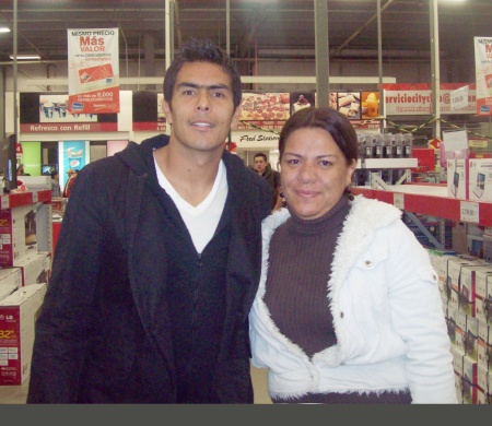 OSWALDO Sánchez fue fotografiado con Lolis López.