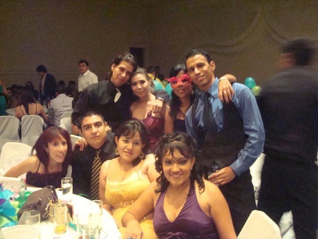 COMPAÑEROS de la Facultad de Ciencias Químicas de la UJED, en el
baile de gala.