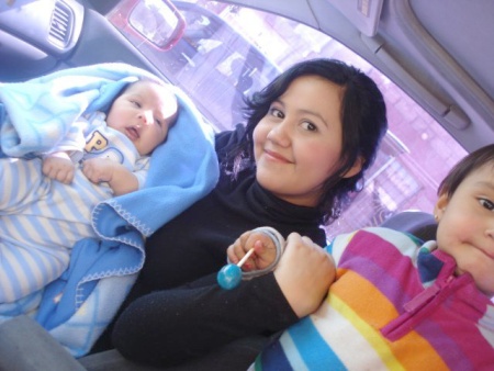GABRIEL Alessandro y Geraldinne Samantha del Valle Domínguez,
con su mamá América del Carmen Domínguez Velázquez.