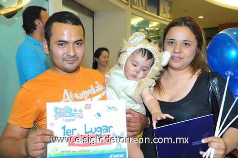 23032011  y Marisela con su pequeño hijo Héctor Zapién.