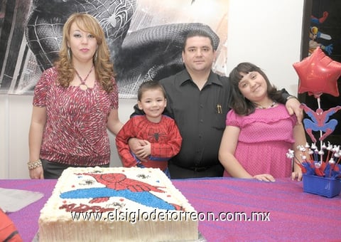 23032011  Adrián Salinas Flores acompañado de sus papás Zalma y Jorge.