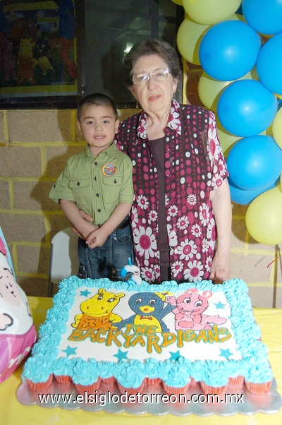 23032011  Cristian Gael Ramírez Díaz acompañado de su abuelita Emma de León Pérez.