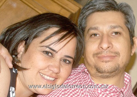 23032011  y Óscar López festejaron 17 años de casados.