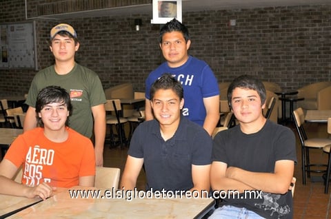25032011  Manrique, Víctor Sánchez, José Soto, César Cadena y Érick Martínez.