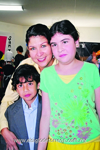 27032011  de Heredia con sus hijos Carlos y Karla.