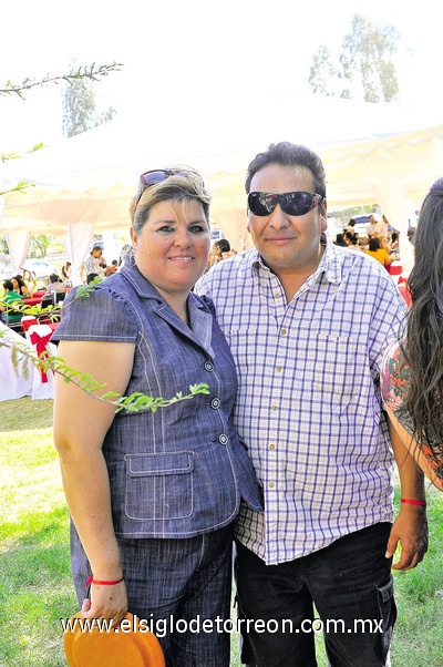 27032011  Armendáriz Ortega y David Ramírez Mendoza festejaron 20 años de casados.