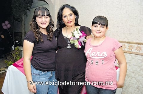 27032011  Castruita de Martín durante su fiesta de canastilla, acompañada de Wendy Martín y Vianey Martín Castruita.