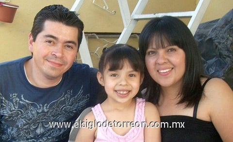 29032011 La pequeña Regina Gómez al festejar seis años de vida en compañía de sus padres César Gómez y Luz Mendoza.