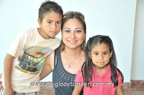 31032011  Taboada de García con sus pequeños Diego y Victoria García Taboada.