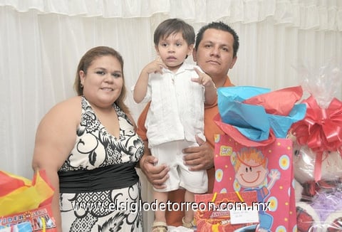 31032011  Muñoz Ramírez en sus tres años de vida en compañía de sus papás Janeth Ramírez y Javier Muñoz.