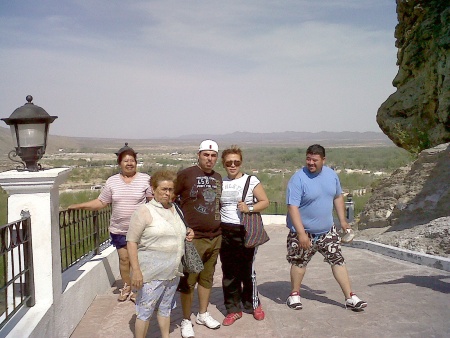 FAMILIA Cháirez en el Santo Madero de Parras, Coahuila.