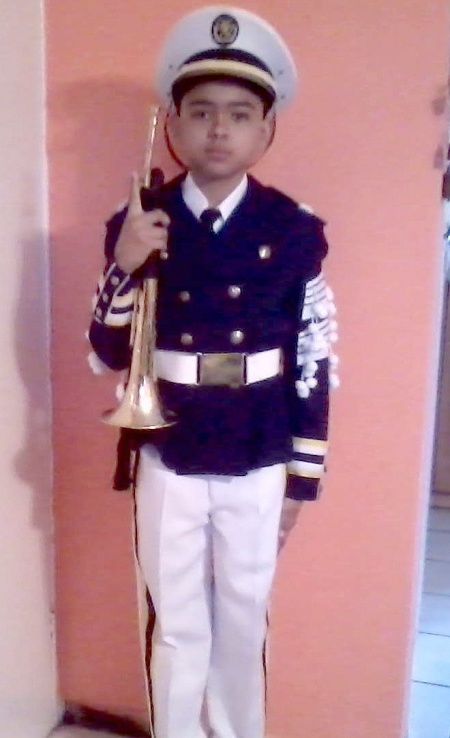 CARLOS Solís Mena alumno de la
escuela Abraham González de
Ciudad Juárez, destacado en la
Banda de Guerra.