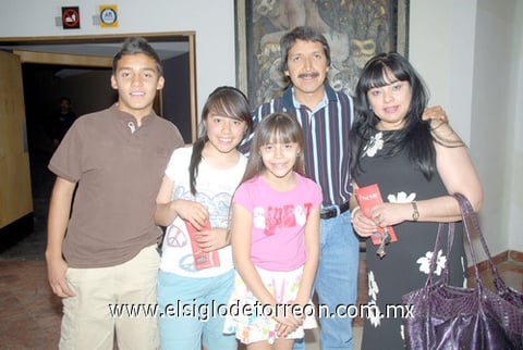 01042011  Corona y Laila Núñez.