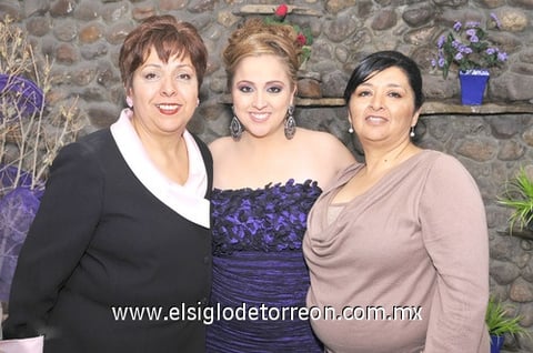 01042011  Barrera Cabrera junto a su mamá María Elena Cabrera de Barrera y su futura suegra Mayela Cavazos de Amozurrutia, quienes fungieron como organizadoras de su festejo prenupcial.