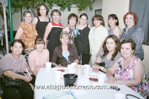 03042011 Torres de Vargas acompañada de sus tías en su festejo de canastilla.