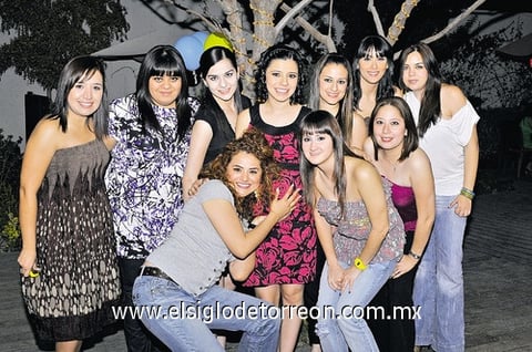 03042011  Rodríguez de Faudoa en su fiesta de canastilla, acompañada de sus amigas y familiares.