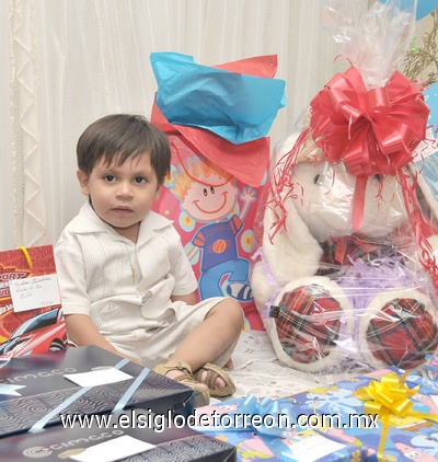 03042011  Guízar Ávila en su piñata junto a sus papás Yolanda Ávila y Juan Manuel Guízar, y sus hermanas Viridiana y Jocabed.