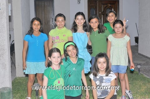03042011 Acosta Sánchez rodeada de sus amigas el día de su cumpleaños número diez.