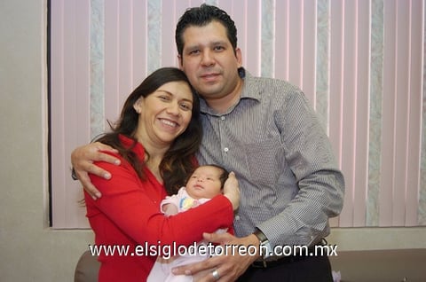 03042011  en brazos de su mamá Clara Janet Reyna Wong.