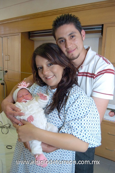 03042011  luce muy linda junto a sus papás Liz de los Santos y Alan del Río.