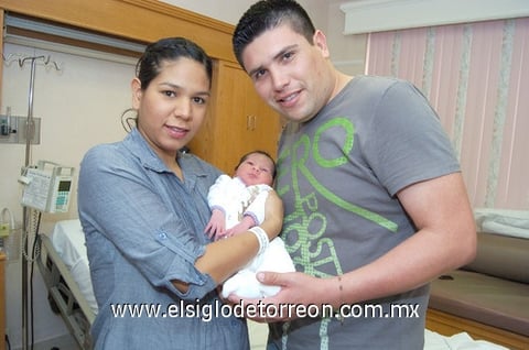 03042011  Martínez y Luis Roberto Duclaud con la bebé Victoria Duclaud Martínez.