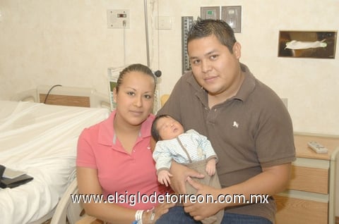 03042011 Cedillo y Humberto Ramírez con su pequeño bebé Héctor Ramírez Cedillo.