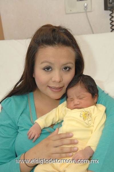 03042011 en brazos de sus papás Verónica y Juan Carlos.