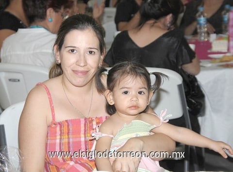 03042011  Lucía de Castro y la pequeña Natalia.