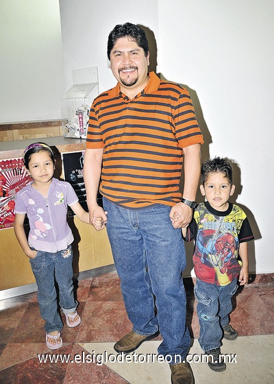 03042011  Janha y Francisco con Ramón Torres.