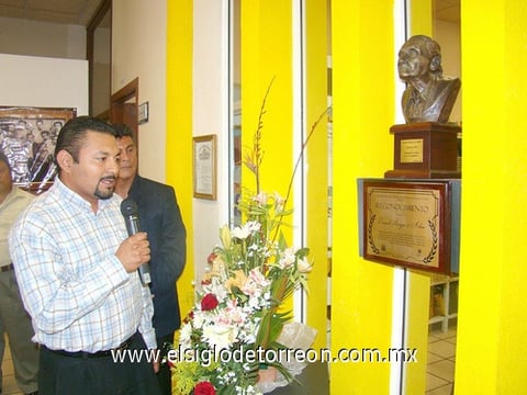 03042011  Juan Huerta Aragón da lectura de la placa de reconocimiento a la Profra. Consuelo Barajas.