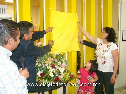 03042011 de busto y placa de la maestra Consuelo Barajas de Adame por la Lic. Julia Meléndez Reyes, Profr. José Gerardo Adame Barajas y Dr. David Adame Barajas, hijos mayor y menor respectivamente.