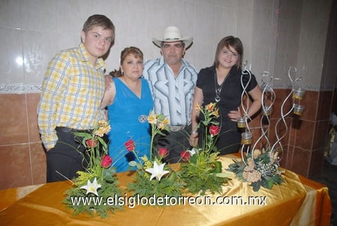 03042011  Saldaña González festejó su jubilación como enfermera con una reunión organizada por su esposo Jaime Castro Galindo y sus hijos Jaime y Ana Laura Castro Saldaña.