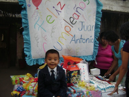 Festejando el Cumpleaños de Juan Antonio en compañia de familiares y amigos en el ejido 6 de Enero. Fotografía enviada por Claudia Pérez.