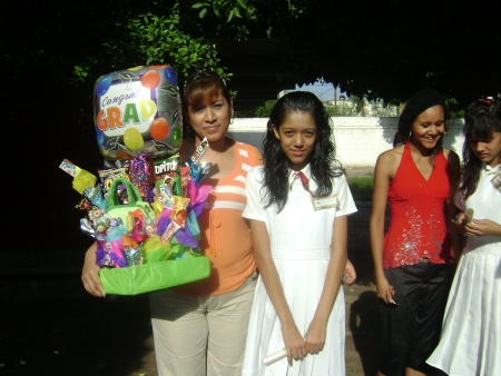 Graduación de Verónica Mayela Berumen Pérez de la esc. Lic Benito Juarez y su madrina Angelica Salazar. Fotografía enviada por Claudia Pérez.
