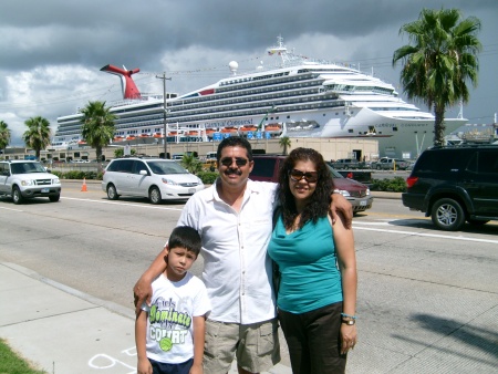 Joel Atayde y famiia en Galveston,Texas de paseo. Fotografía enviada por Joel Atayde Trujillo.