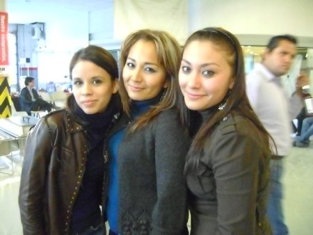 Lili, Ale y Karla en fiesta Toyota, Torreón Coahuila 2011. Fotografía enviada por Alejandra Bolado.