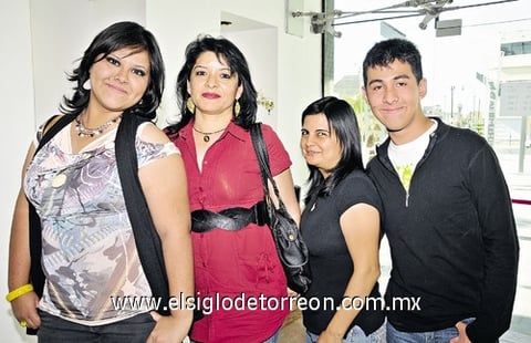 05042011  Fernández, Julieta Ramírez, Érika Núñez y Ricky Fernández.