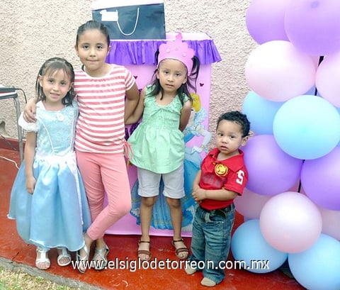 06042011  Paola del Bosque Alemán festejó su cumpleaños con una divertida fiesta que le fue organizada por Blanca Alicia Alemán y Ricardo del Bosque Alcalá, la acompañan sus primitos Marcela, Osiel y su hermana Fernanda.